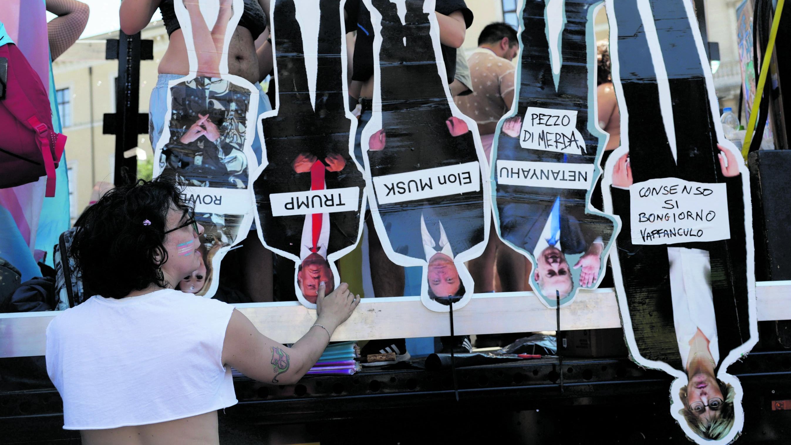 La sfilata del Pride tra cori pro Pal e insulti agli ebrei