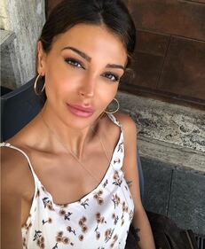 Cristina Buccino seducente a letto 4