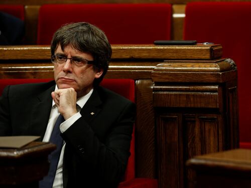 "Sospendiamo indipendenza" Madrid non ci sta: "È ricatto"