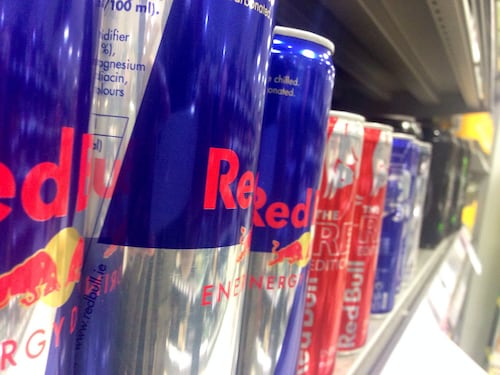 Ictus dopo 25 lattine di bevanda energetica in 6 ore, 56enne chiede il divieto di vendita