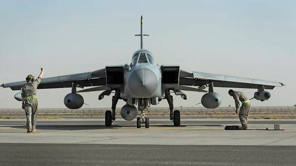 Primo raid britannico in Iraq. Carri armati turchi al confine con la Siria