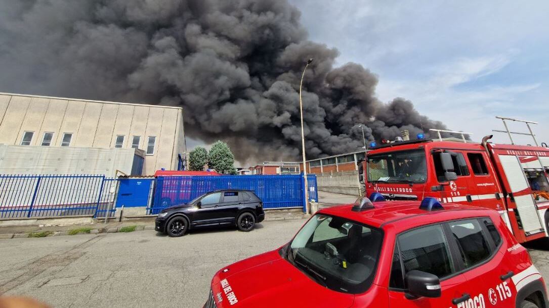 L’esplosione, le fiamme, il cielo nero: maxi incendio a San Giuliano Milanese