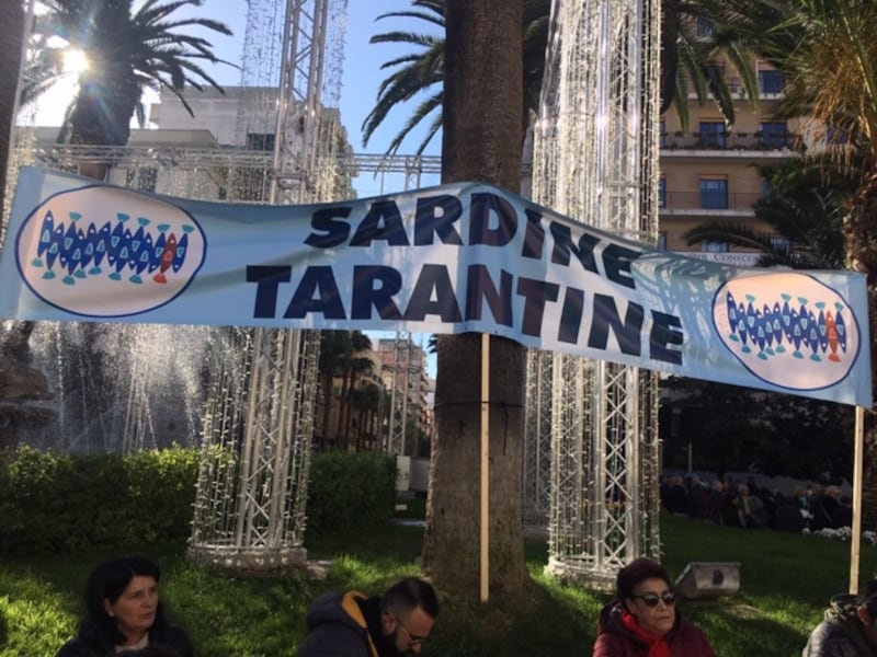 Le sardine scendono in piazza anche a Taranto 7