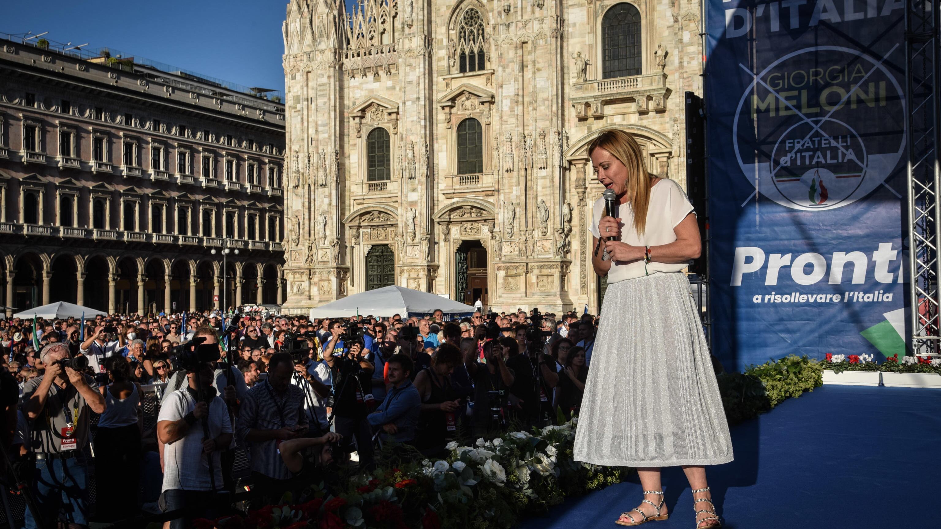 Meloni scalda piazza Duomo: "Immigrazione, si cambia"