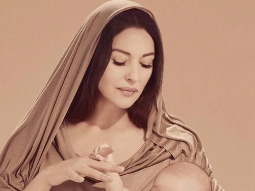 Monica Bellucci diventa la Madonna per beneficenza