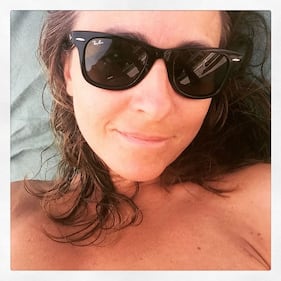Camila Raznovich: topless sexy in barca 11