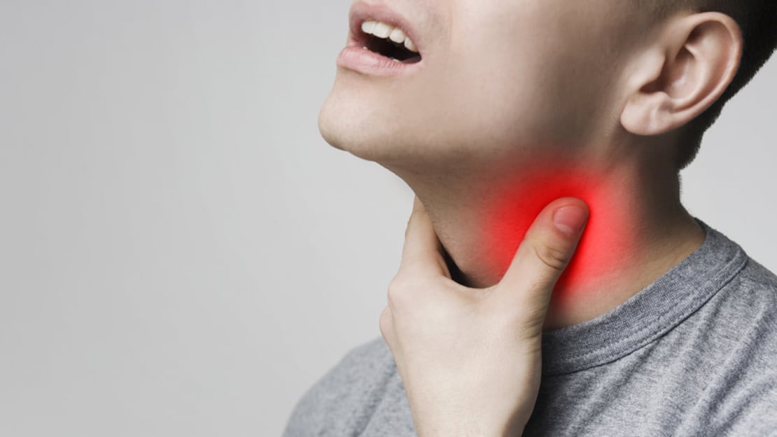Mal di gola solo da un lato: quali sono le cause?