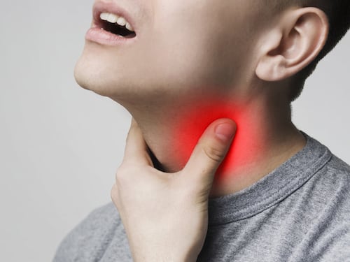 Mal di gola solo da un lato: quali sono le cause?