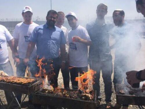 Barbecue degli israeliani contro lo sciopero della fame palestinese