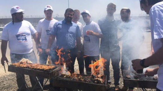 Barbecue degli israeliani contro lo sciopero della fame palestinese