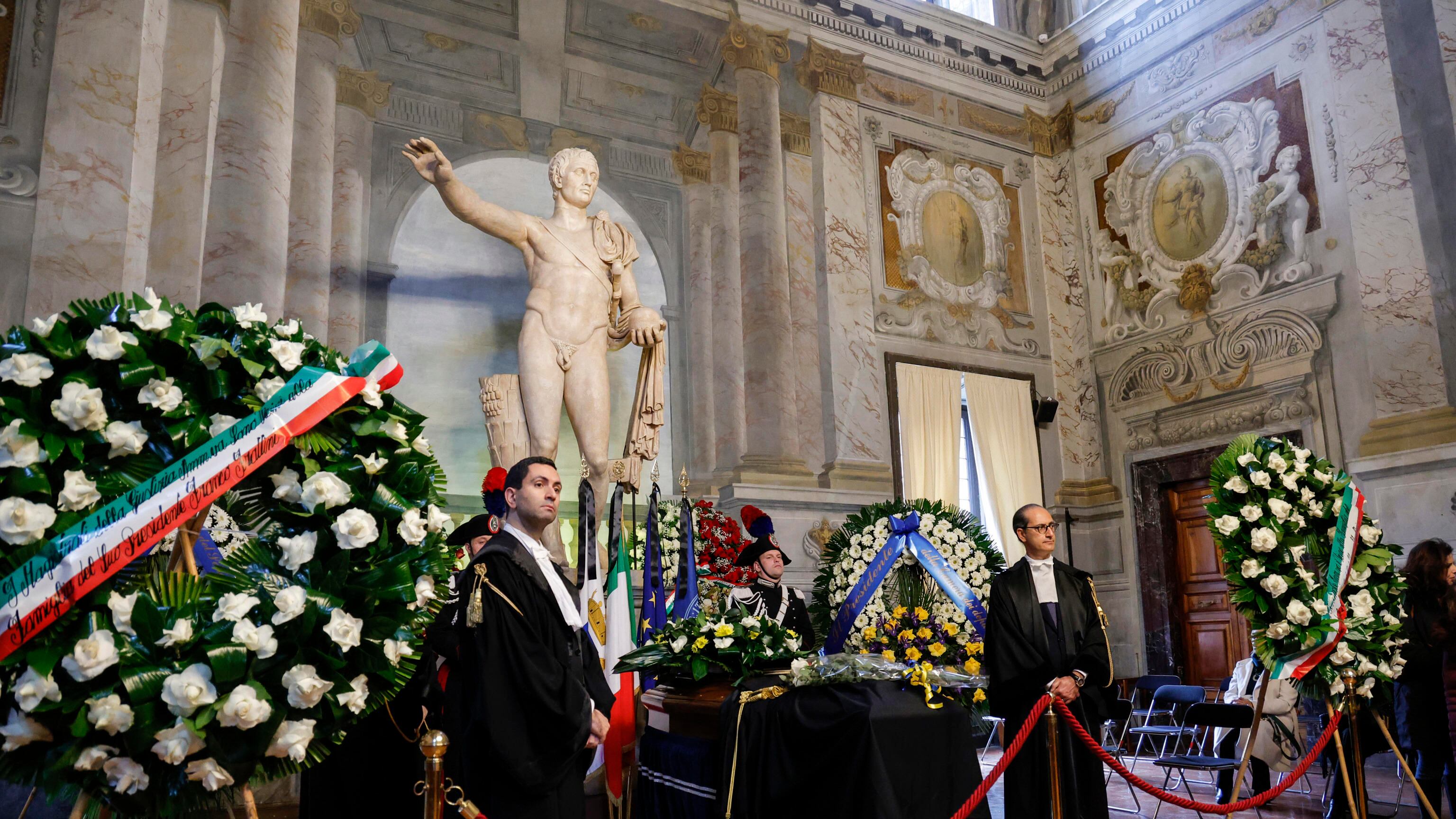 Frattini, l'omaggio della politica alla camera ardente