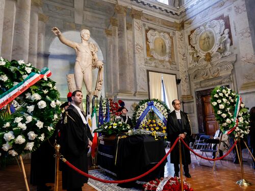 Frattini, l'omaggio della politica alla camera ardente