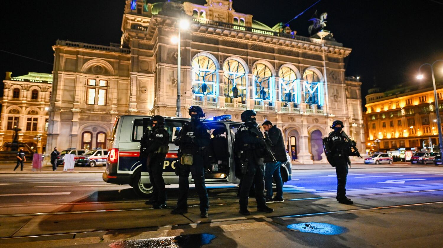 Strage alla sinagoga di Vienna. L'ombra della jihad: "7 morti"