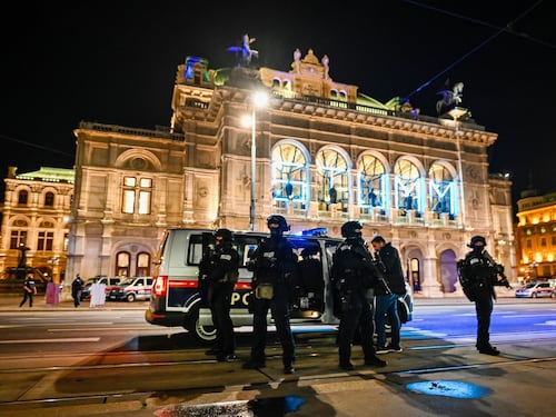Strage alla sinagoga di Vienna. L'ombra della jihad: "7 morti"