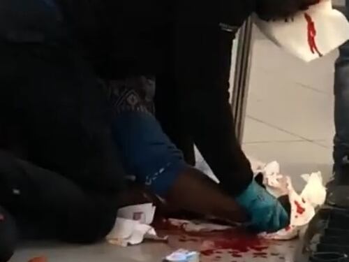 Pescara, paura e sangue al Carrefour: senegalese accoltella vigilante