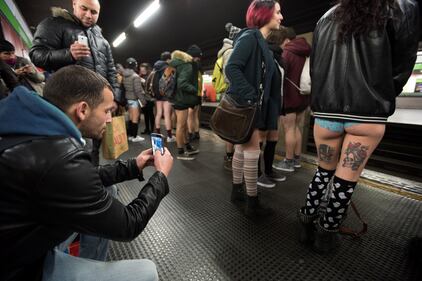 No Pants subway ride, la corsa in metropolitana che sfida il freddo 5