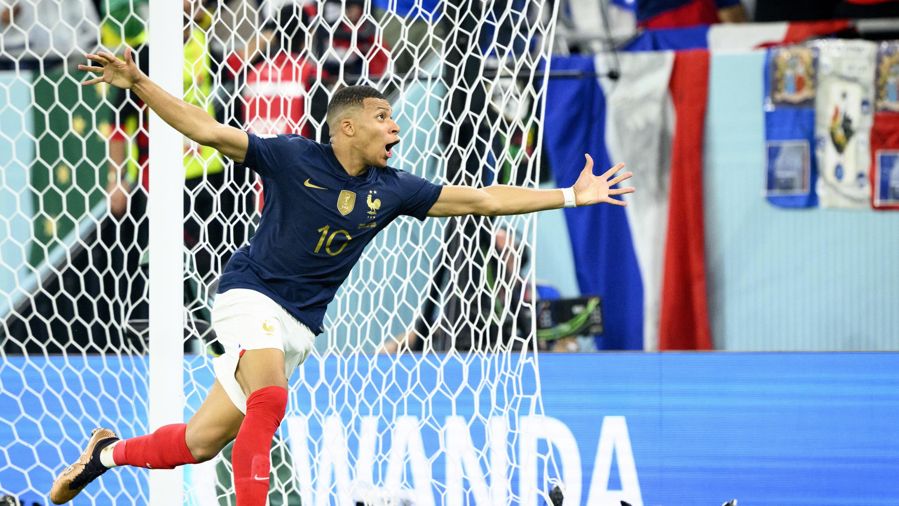 Mbappé fa rima con Pelé: si prende la Francia e la porta agli ottavi