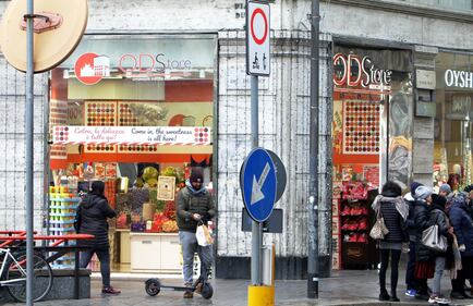 Milano, i monopattini elettrici circolano anche sotto i cartelli di divieto 6