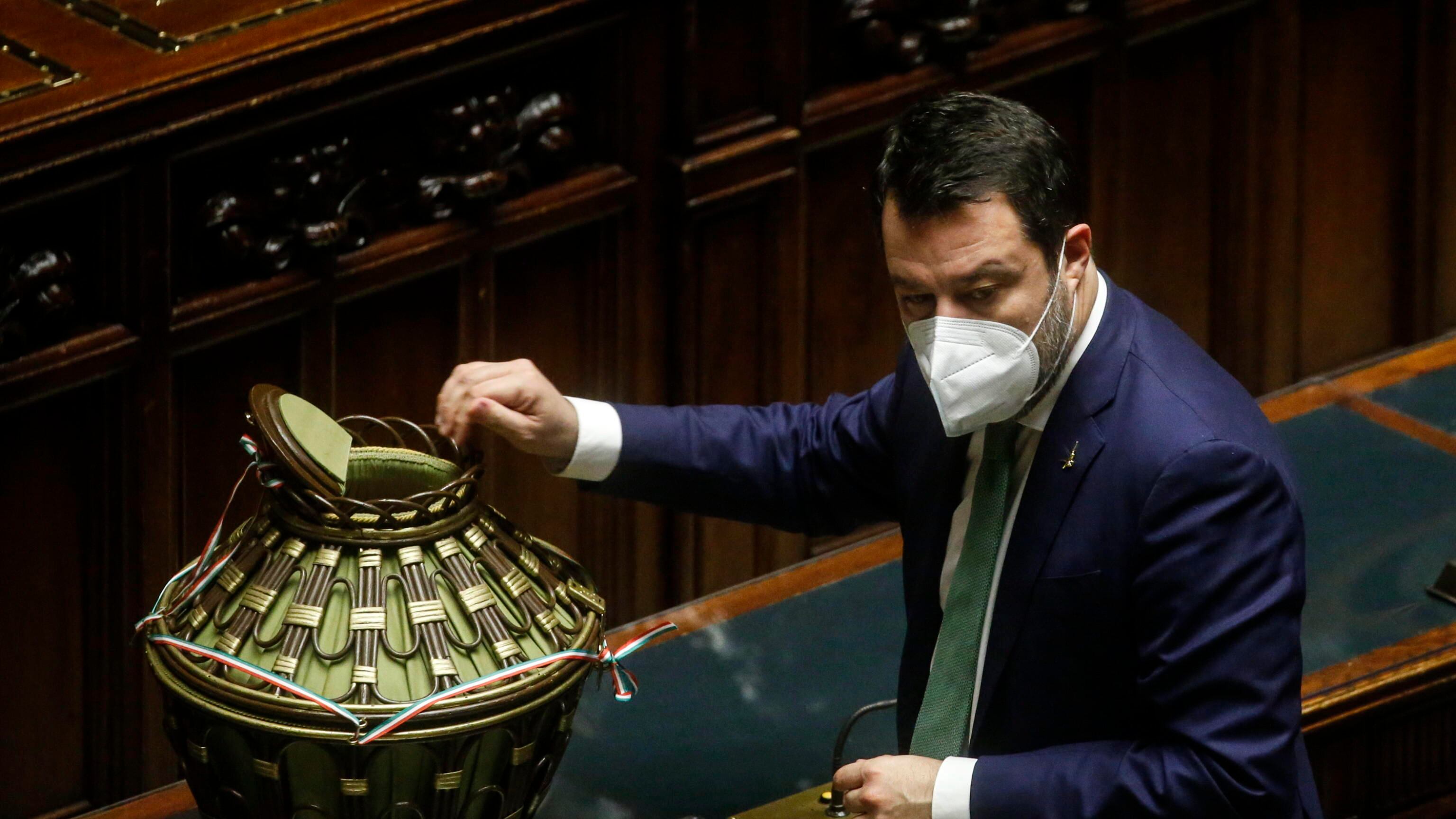 Salvini tra accuse e ovazioni. Dalla sfiducia degli alleati alla vittoria sui "draghisti"