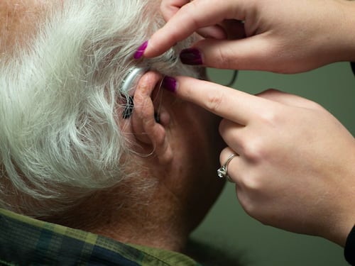 Acufene e calo dell’udito, i segnali da non trascurare: quando e come intervenire