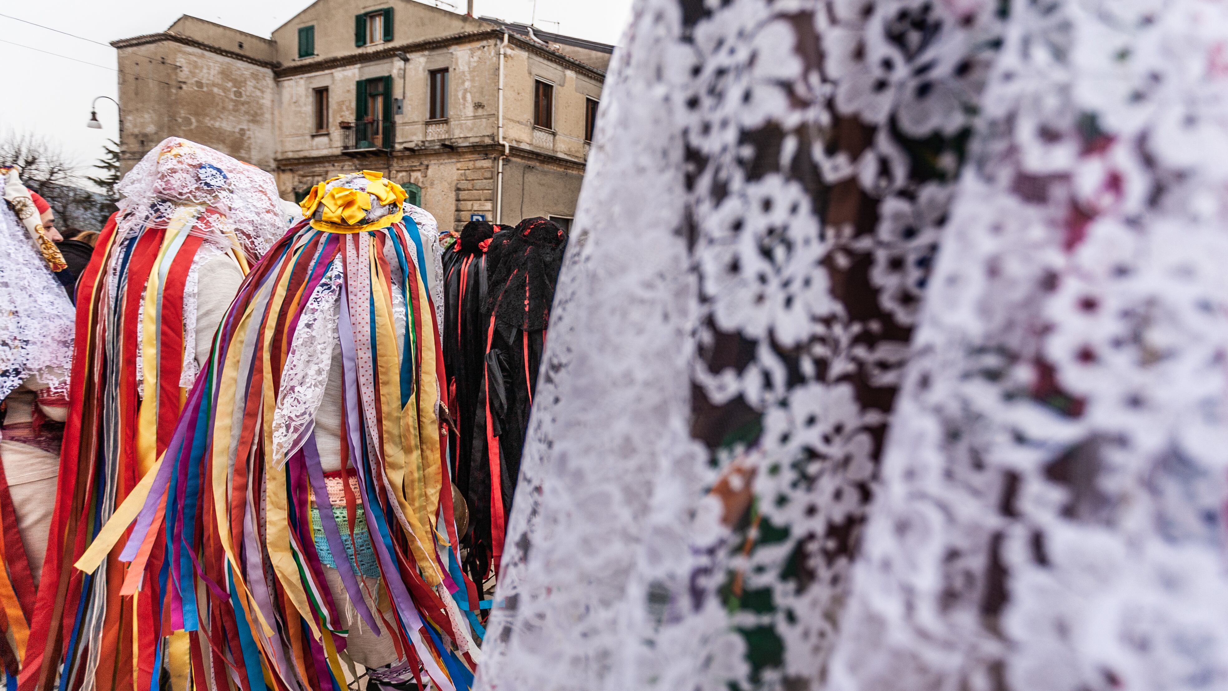 Il Carnevale che ti guarda negli occhi