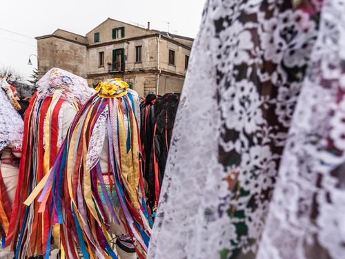 Il Carnevale che ti guarda negli occhi