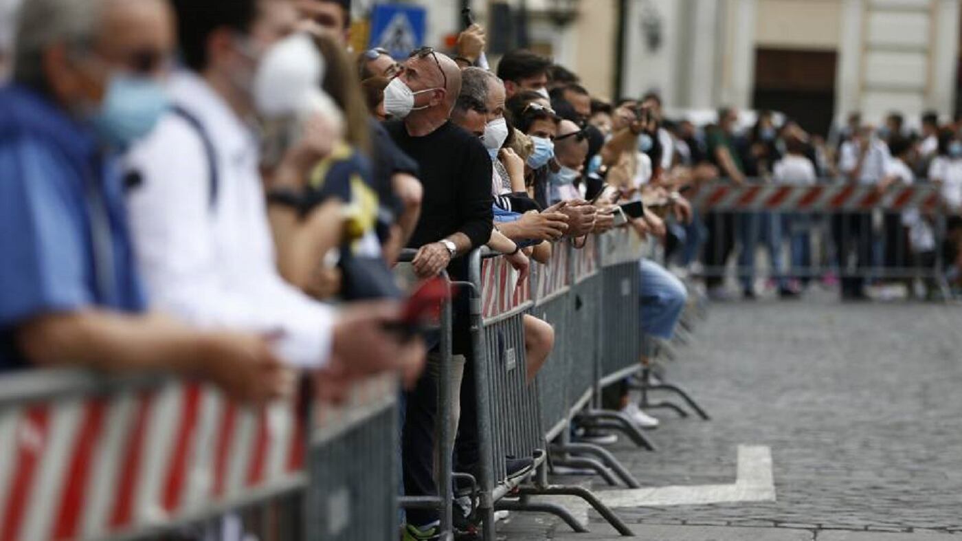 Ecco quando toglieremo le mascherine al chiuso