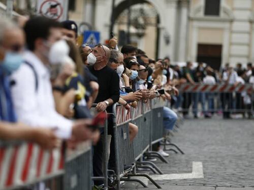 Ecco quando toglieremo le mascherine al chiuso