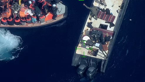 Sea Watch sotto inchiesta: il video di Frontex riprende il trasbordo con i trafficanti 6