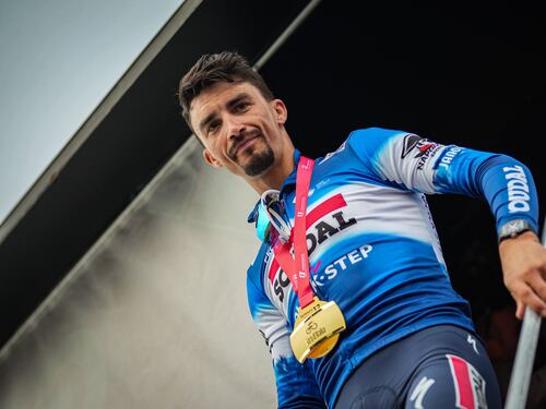Alaphilippe fa la differenza sull'ultimo muro. Pogacar riposa
