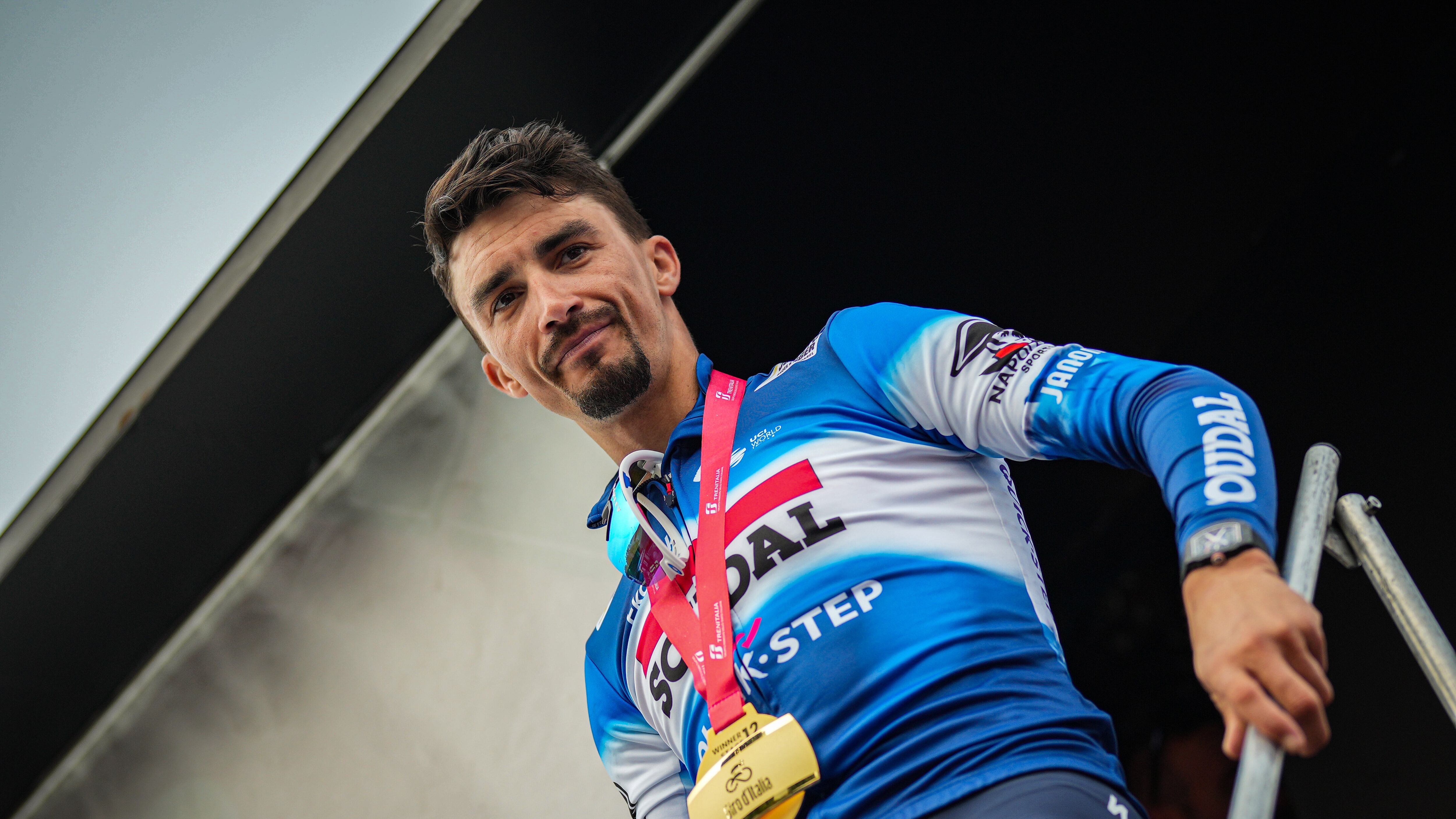Alaphilippe fa la differenza sull'ultimo muro. Pogacar riposa