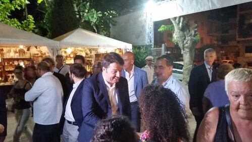 Renzi a sorpresa alla Festa dell'Unità tra selfie e biliardino 11