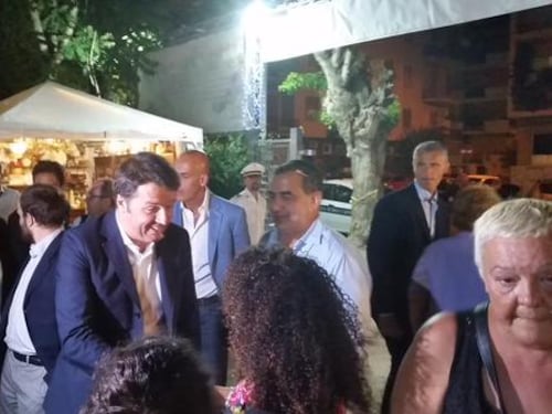 Renzi riparte con le promesse, ma è batosta sui Comuni