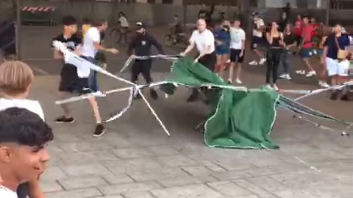 L'assalto choc degli antagonisti: distrutto gazebo della Lega