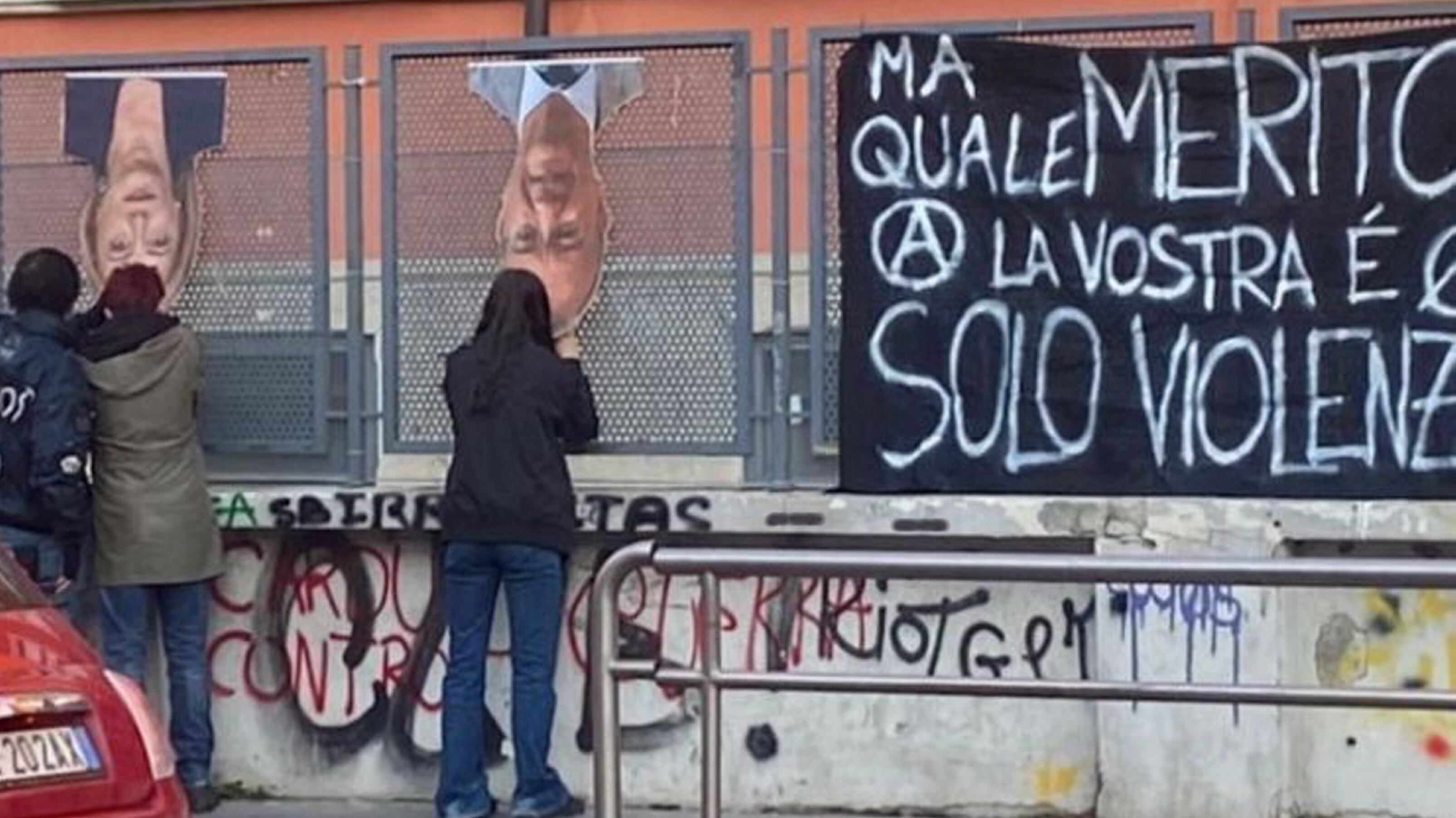Striscione choc, la strana "condanna" dei collettivi