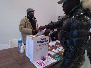 In fila per votare per le elezioni in Senegal  5