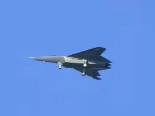La Cina svela il J-50: la risposta cinese di sesta generazione al caccia F-47 Usa