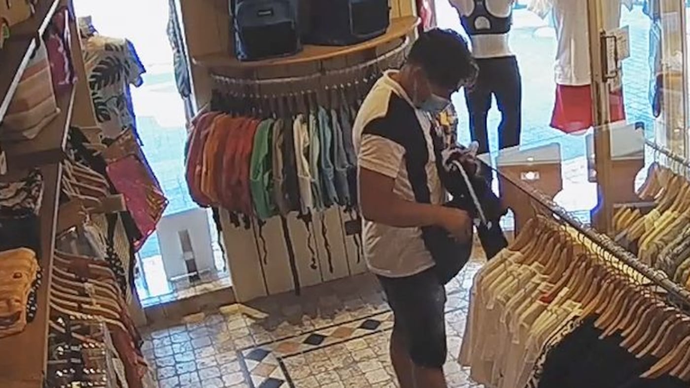 Ecco come in un attimo ruba una maglietta, ma c'è la telecamera