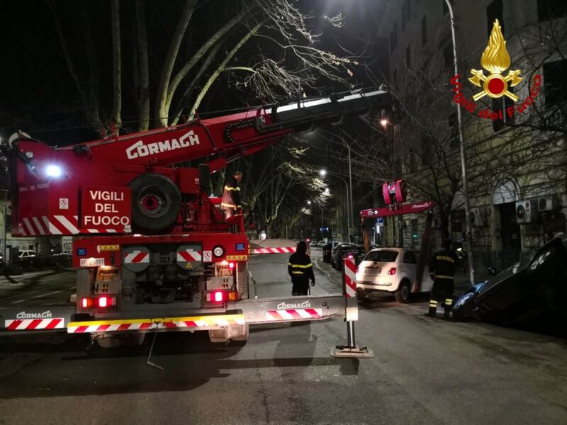 Un'auto finisce in una voragine 5