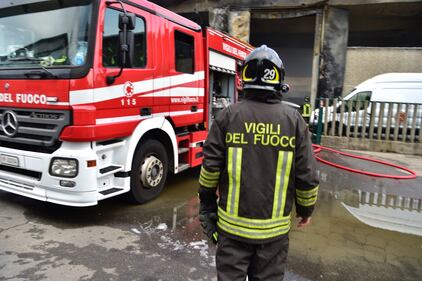 Maxi incendio in un deposito di rifiuti speciali 10