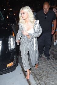 Kylie Jenner, scollatura hot alla serata taco 32
