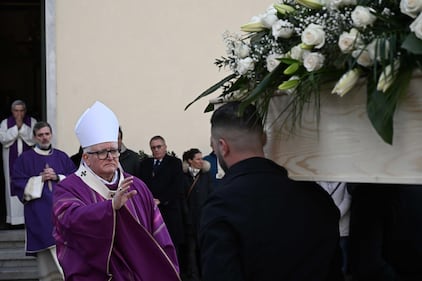 Genova si stringe attorno al dolore dei familiari di Emanuele Galeppini:le esequie della giovane vittima del rogo di Capodanno 11