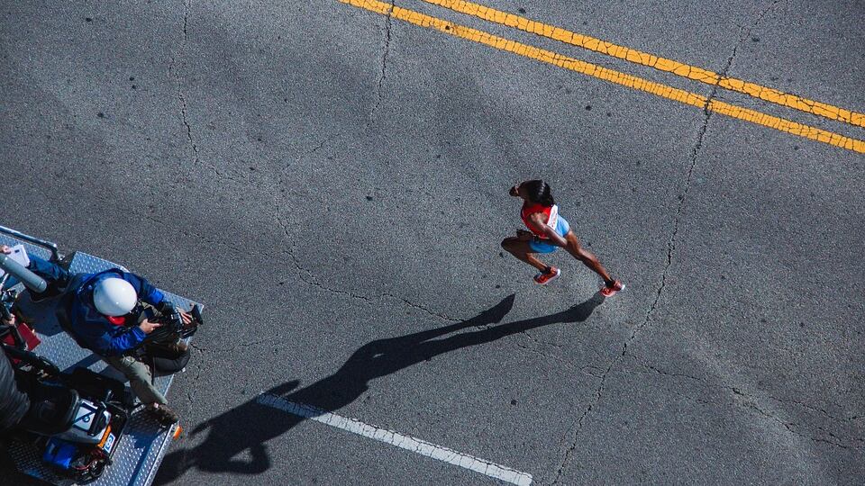 Gara di triathlon, guidatrice investe un organizzatore. Aveva fretta