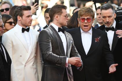 Elton John promuove "Rocket Man": foto 8