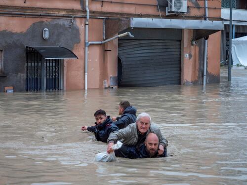 L'anziano portato in spalle, la neonata, l'avvocato: le storie dei sopravvissuti all'alluvione
