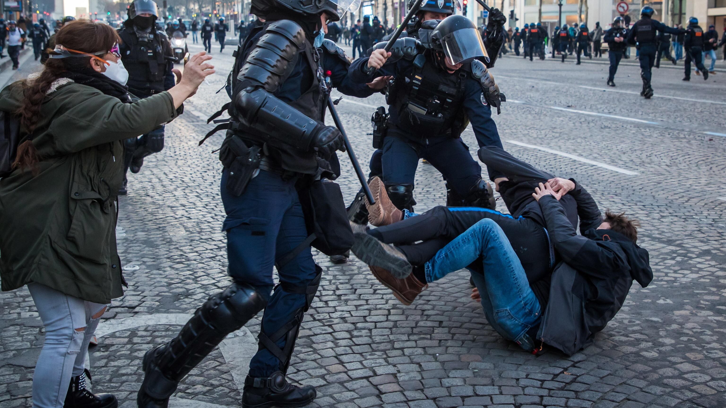 Parigi, l'Aia e Zurigo: tornano le proteste. L'Italia teme la "rivolta" dei cinquantenni