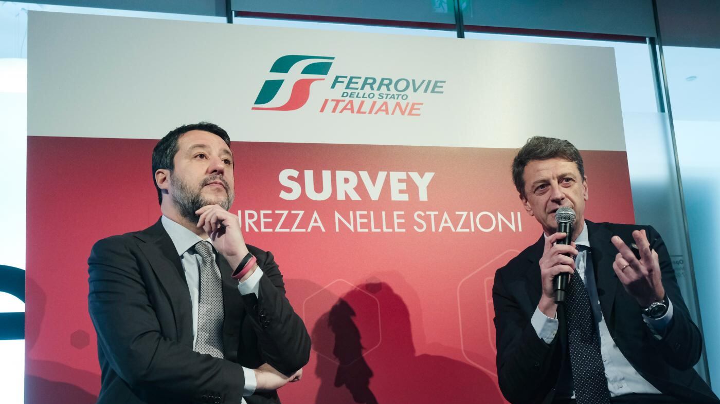 Caos treni, sinistra contro Salvini
