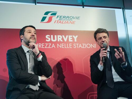 Caos treni, sinistra contro Salvini