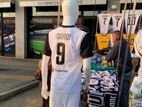 Juve, fuori dallo Stadium spunta la maglia bianconera di Icardi