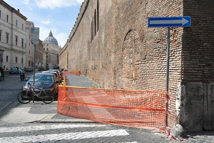 Roma, cadono frammenti di tufo dal Passetto 7